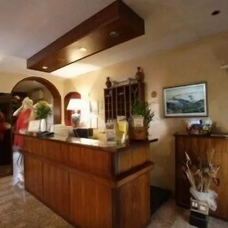 Natalina ホテル 2*