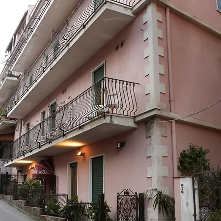 Natalina タオルミーナ